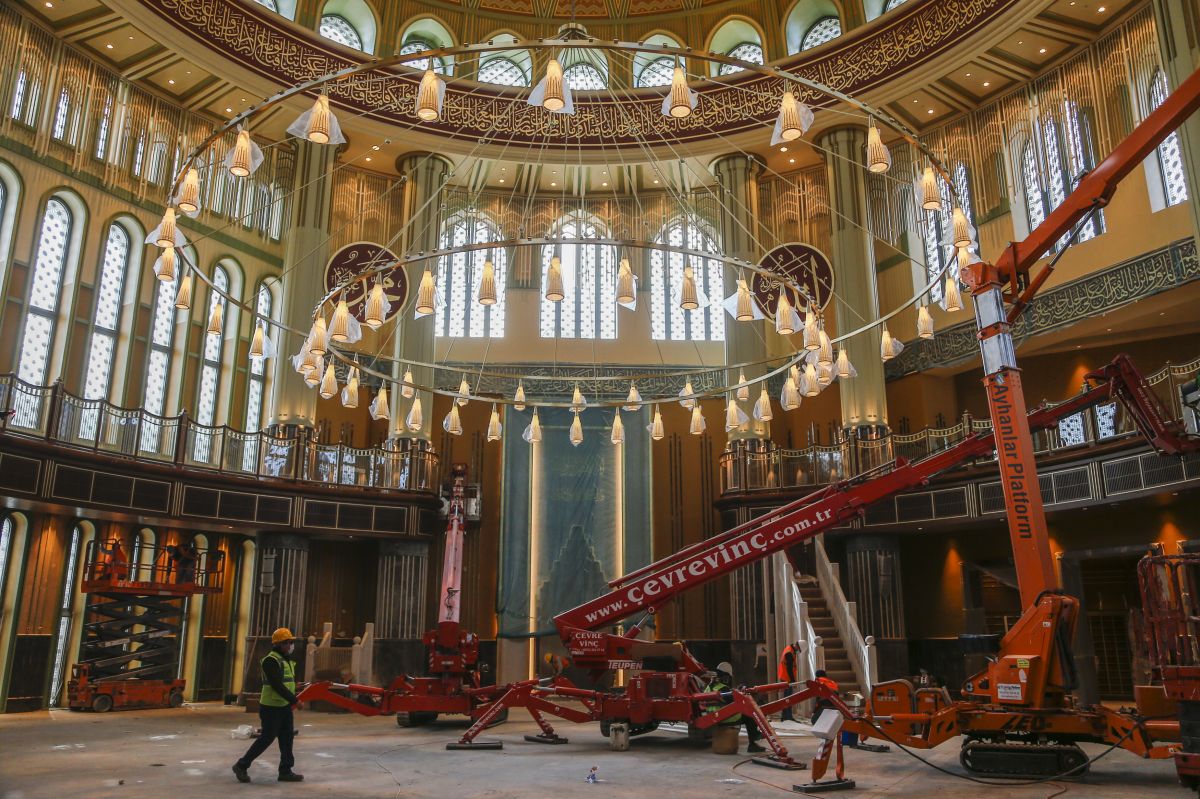 Taksim Camii'nin dev avizesi ile kapısının kasası takıldı