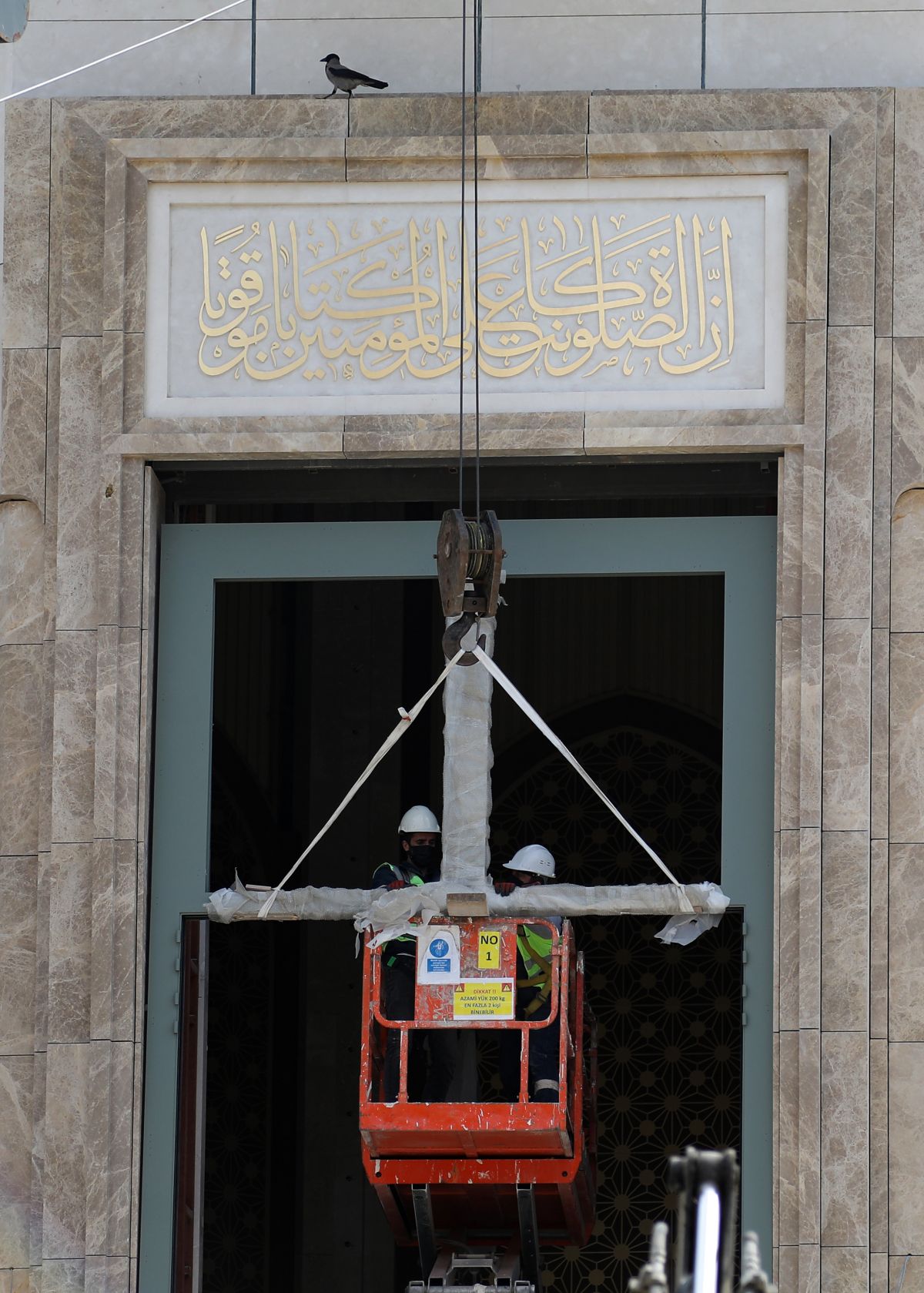 Taksim Camii'nin dev avizesi ile kapısının kasası takıldı