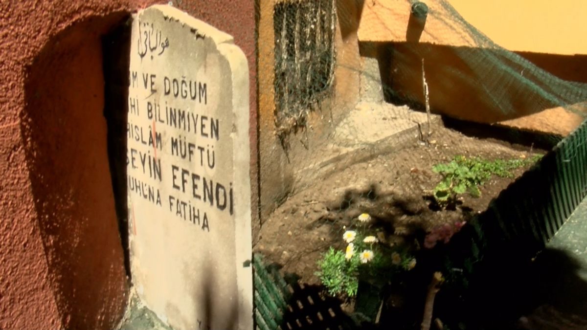 Fatih teki Şeyhülislam ın mezarı iki bina arasında kaldı #6