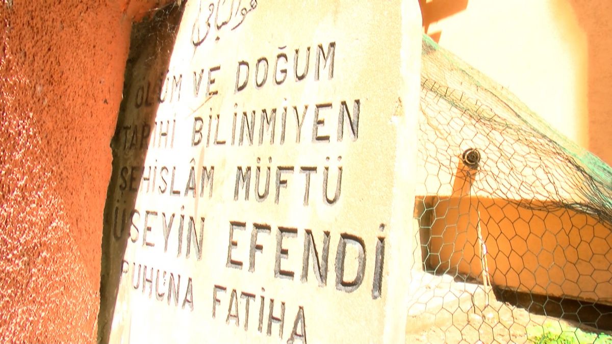 Fatih teki Şeyhülislam ın mezarı iki bina arasında kaldı #3