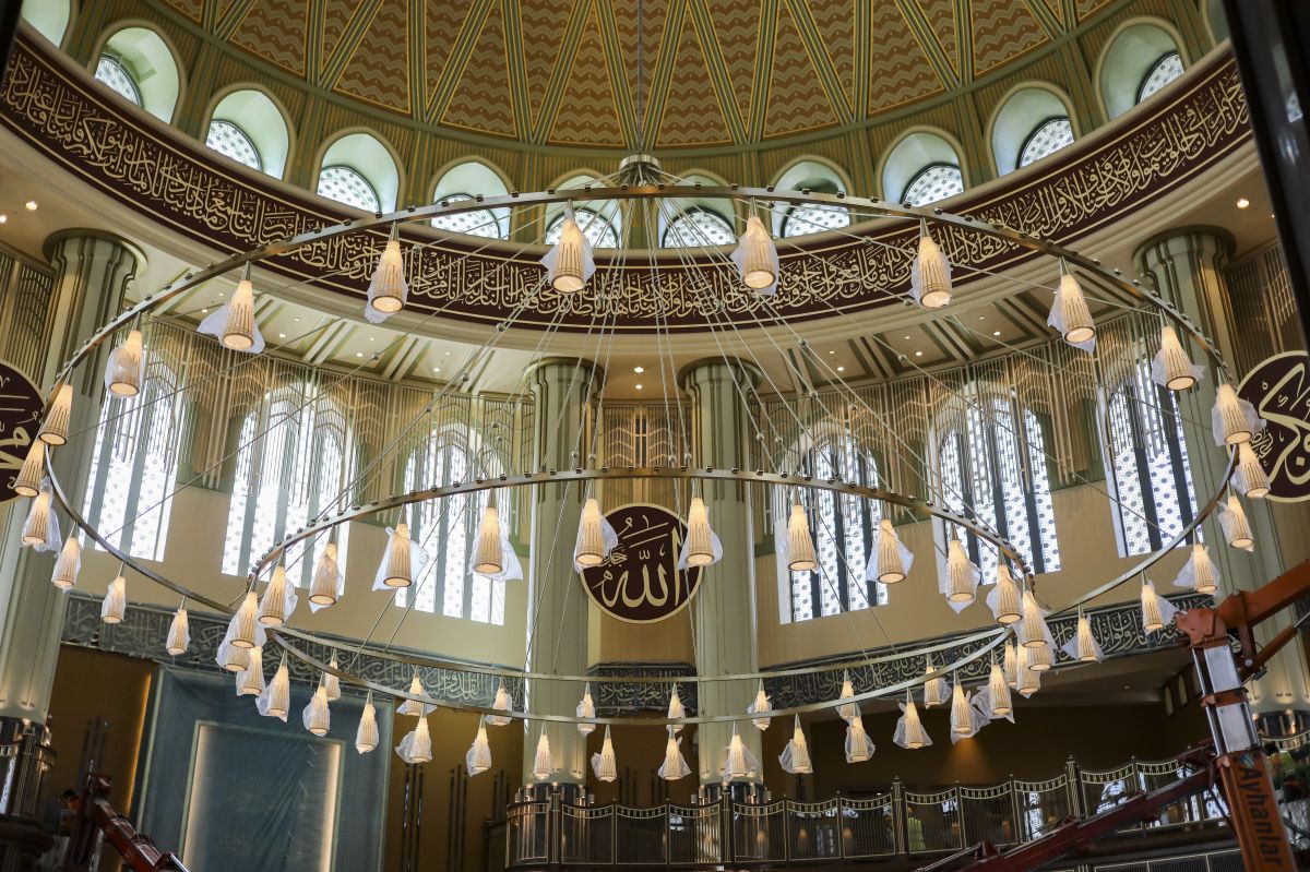 Taksim Camii'nin dev avizesi ile kapısının kasası takıldı