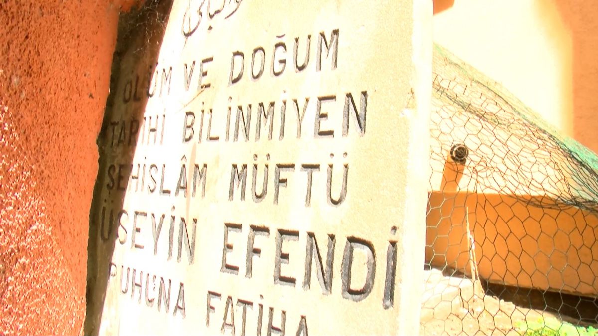 Fatih teki Şeyhülislam ın mezarı iki bina arasında kaldı #5