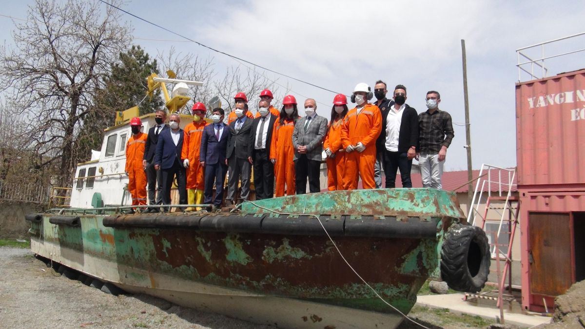 Van Gölü'ndeki atıl tekne okula hibe edildi