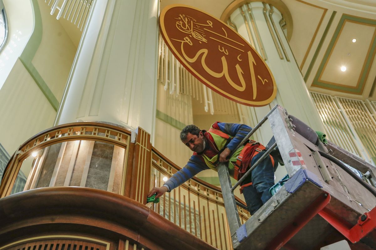 Taksim Camii'nin dev avizesi ile kapısının kasası takıldı