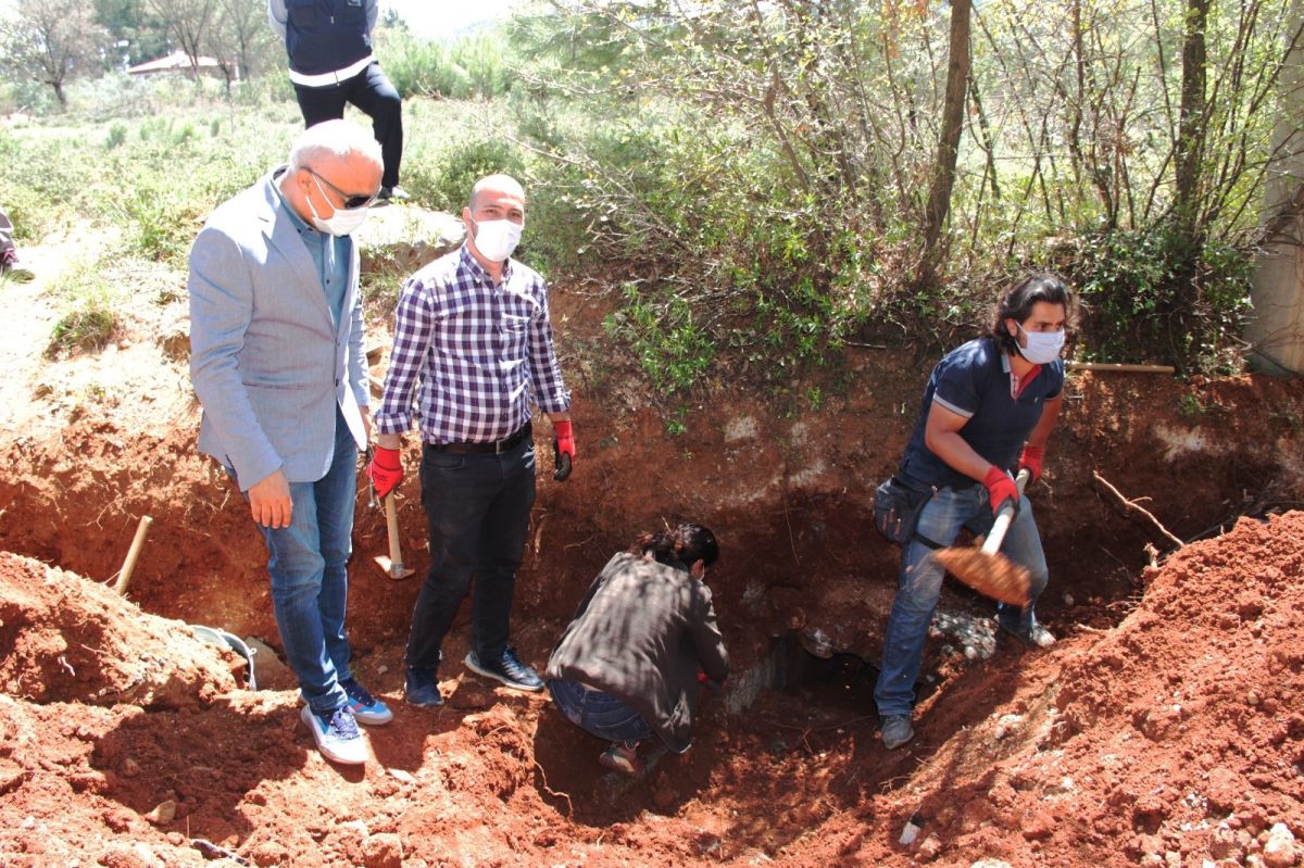 Muğla'da su kanalı kazısında antik mezar bulundu