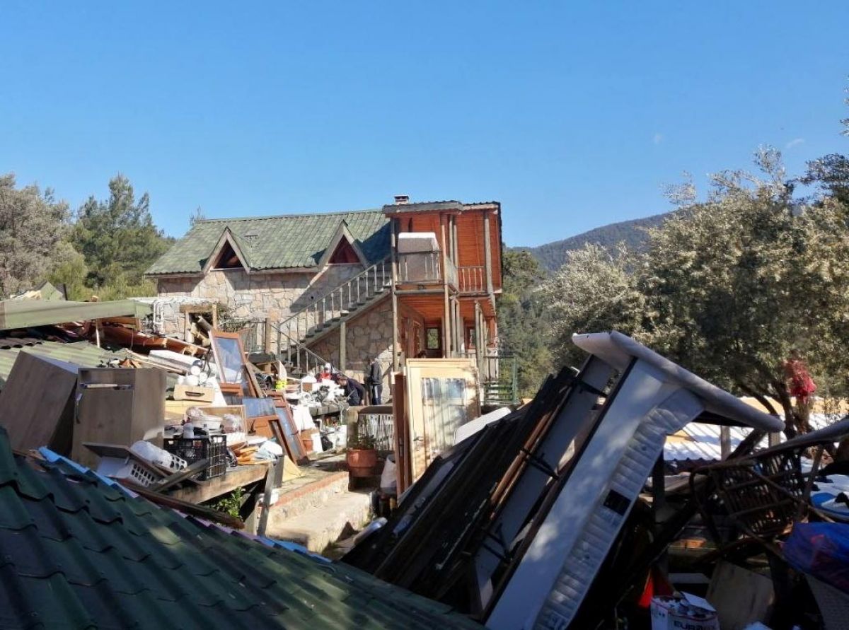 Muğla'daki Akbük Koyu'nda yıkım çalışmaları devam ediyor