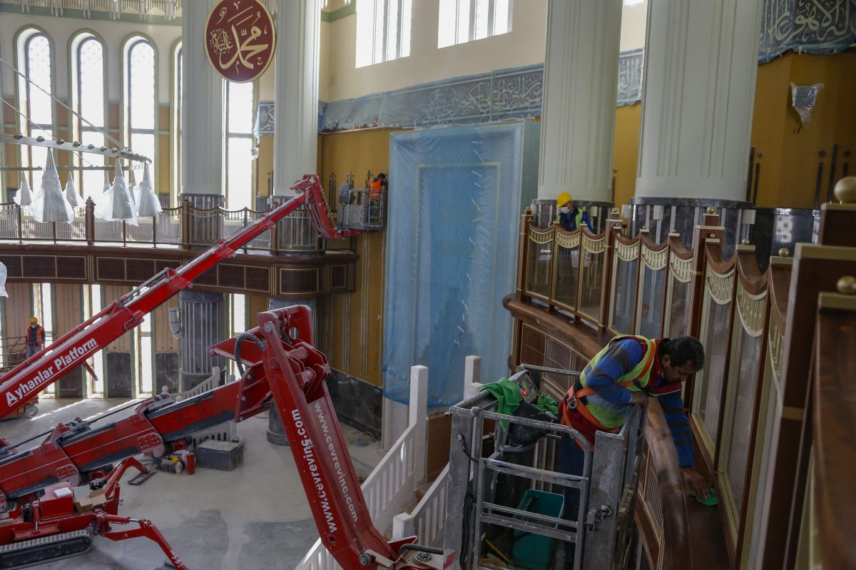 Taksim Camii'nin dev avizesi ile kapısının kasası takıldı