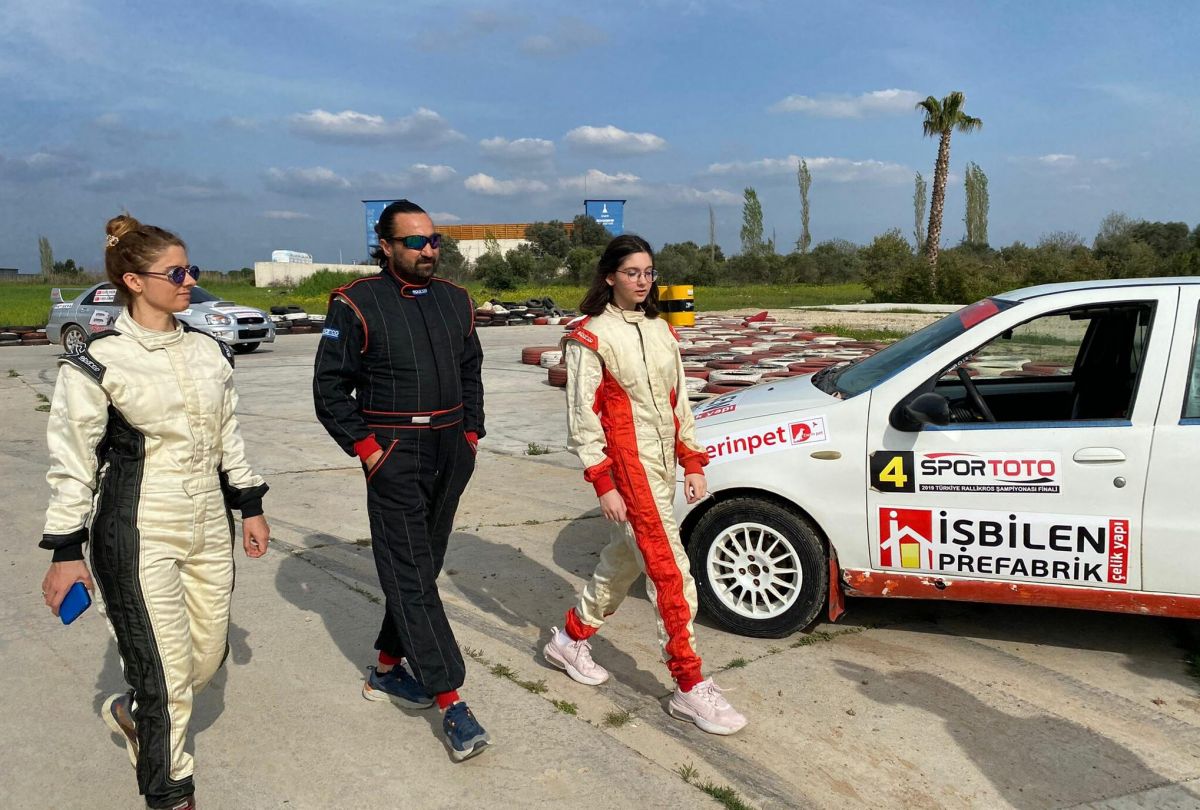 İzmir'de 16 yaşındaki ralli pilotunun doğum günü pistte kutlandı