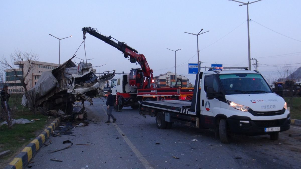 Tatvan'da tırla kamyonet çarpıştı: 1 ölü, 2 yaralı