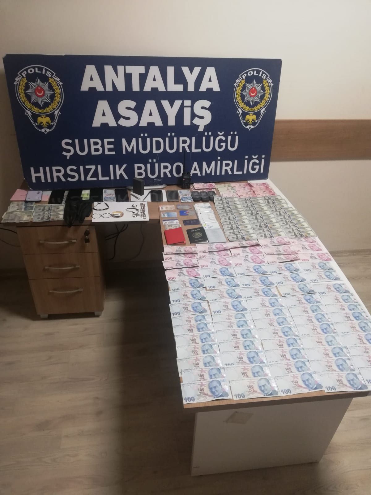 Antalya'da 2,5 milyon lira çalan Kolombiyalı hırsızlar yakalandı