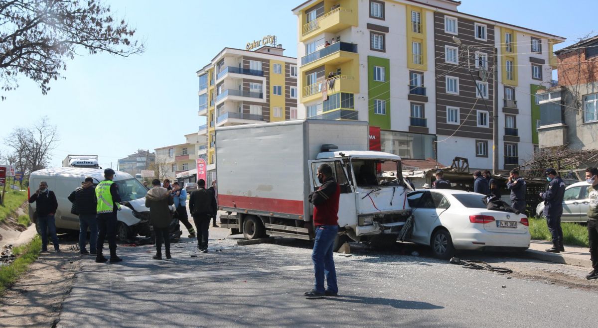 Tekirdağ'da freni boşalan kamyonet 5 araca çarptı