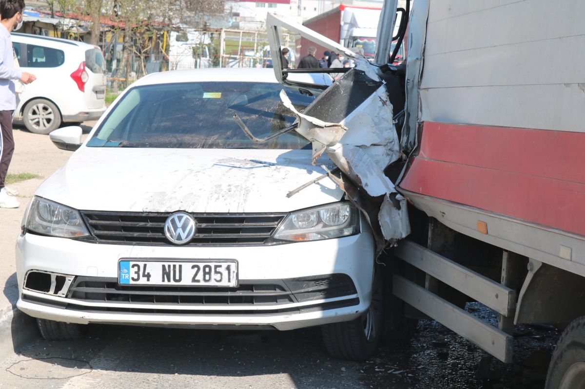 Tekirdağ'da freni boşalan kamyonet 5 araca çarptı