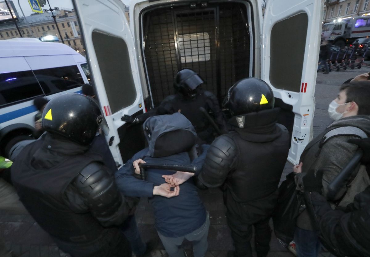 More than a thousand people detained in Navalny protests in Russia #6