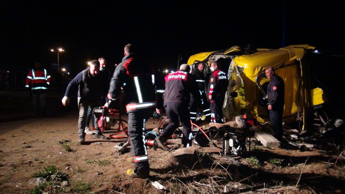 Tatvan'da tırla kamyonet çarpıştı: 1 ölü, 2 yaralı