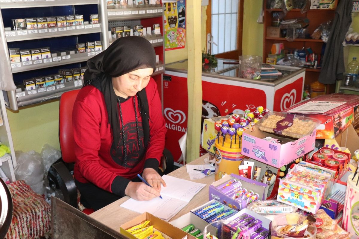 Gizemli hayırsever bakkal bakkal dolaşıp borçları kapattı