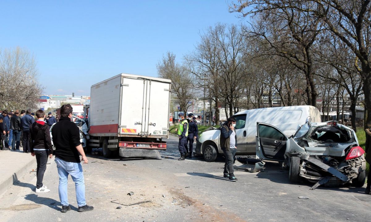 Tekirdağ'da freni boşalan kamyonet 5 araca çarptı