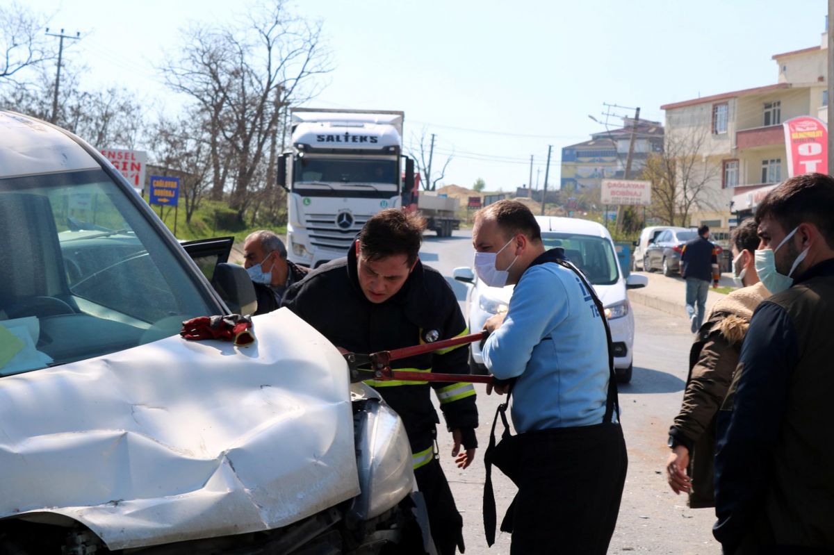 Tekirdağ'da freni boşalan kamyonet 5 araca çarptı