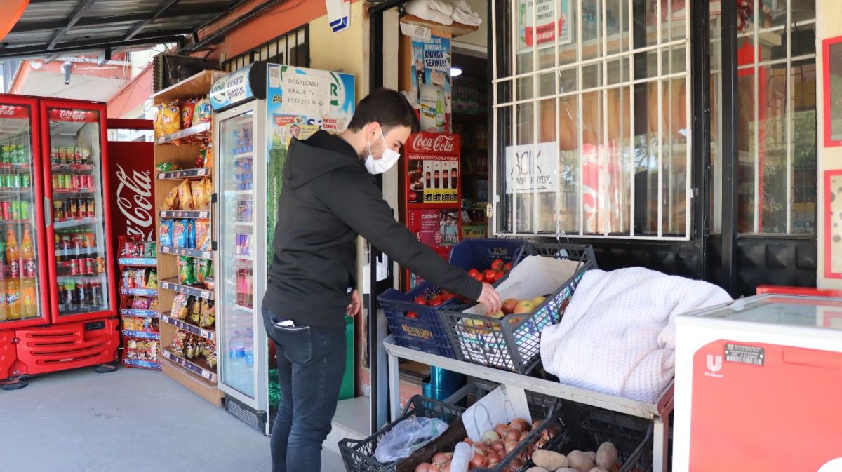 Gizemli hayırsever bakkal bakkal dolaşıp borçları kapattı