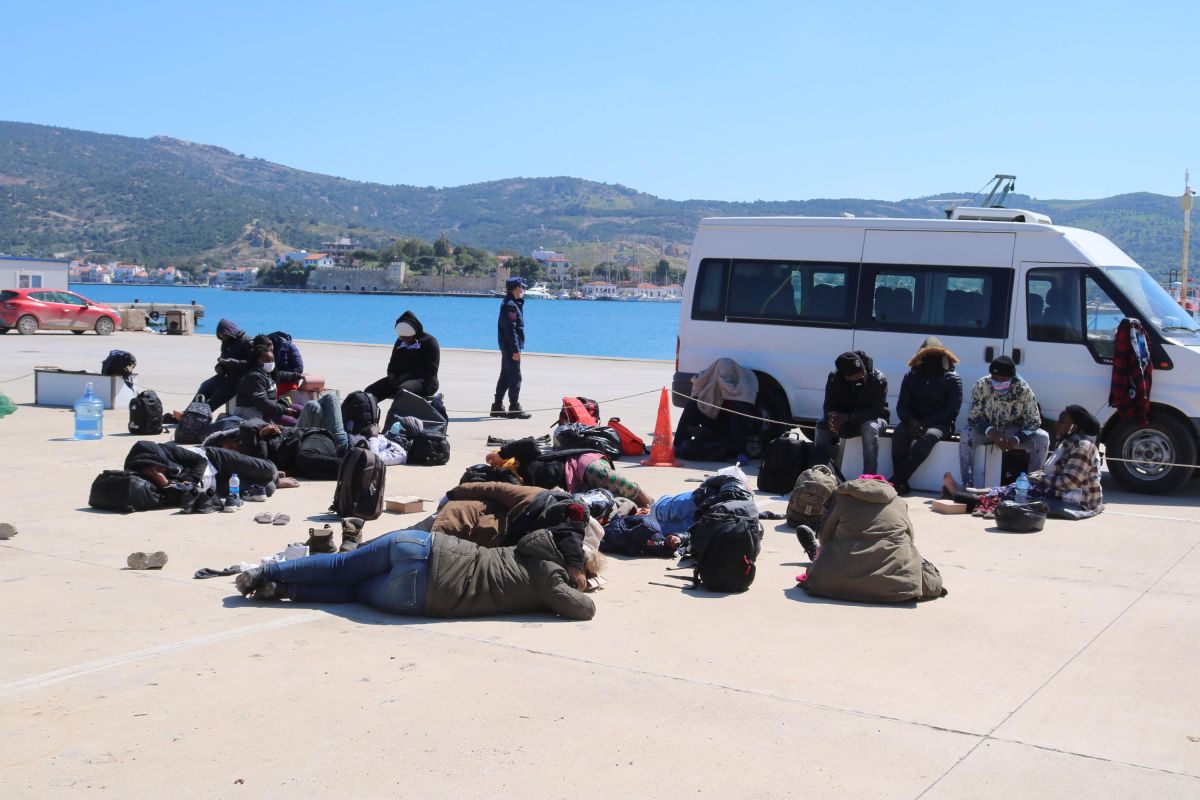 Yunan askerlerinin ittiği 23 kaçak göçmen kurtarıldı