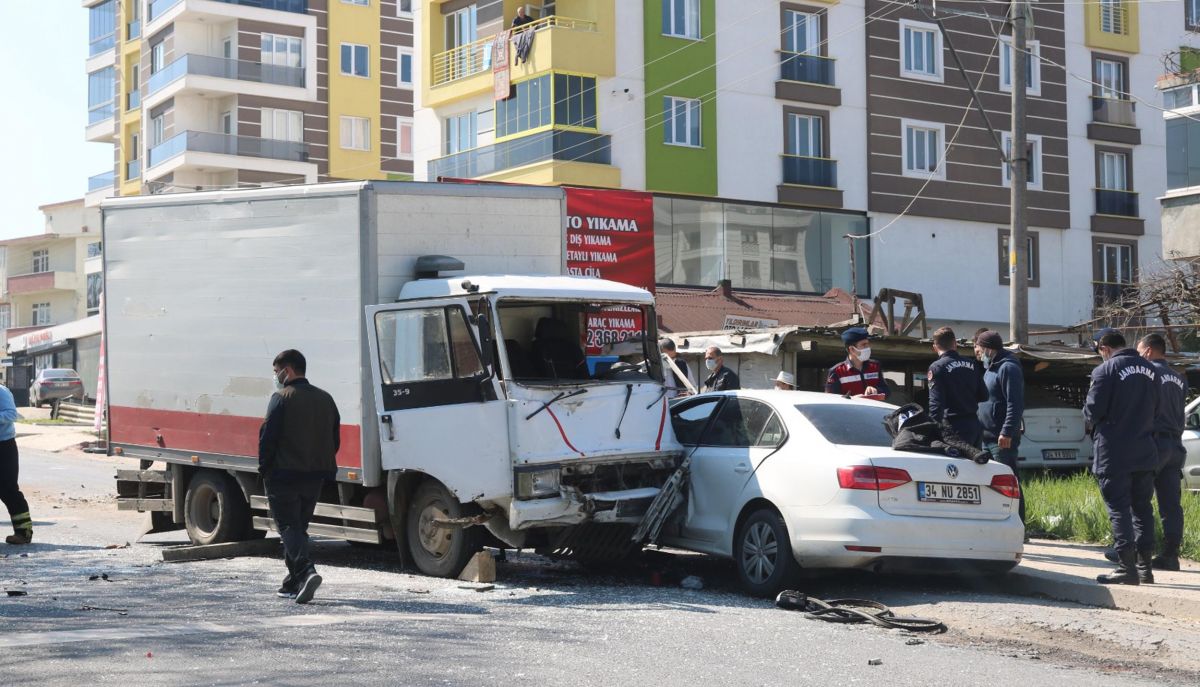 Tekirdağ'da freni boşalan kamyonet 5 araca çarptı