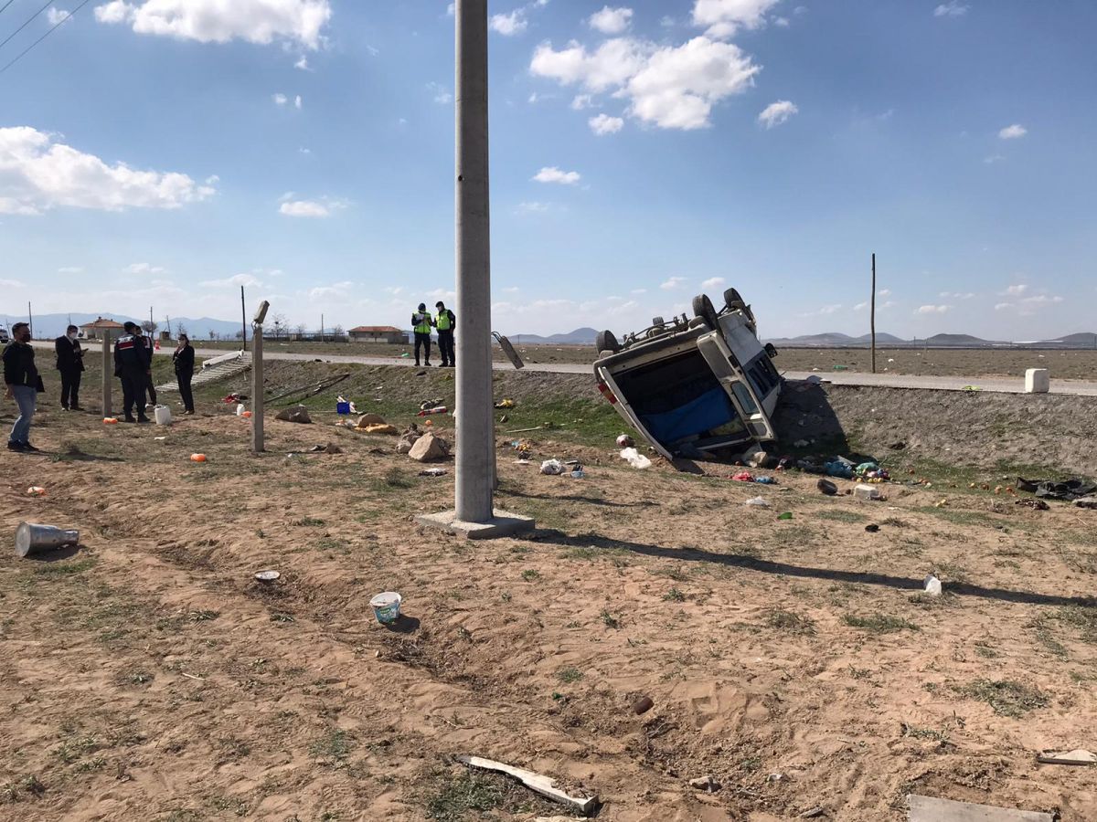 Konya'da işçileri taşıyan minibüs takla attı