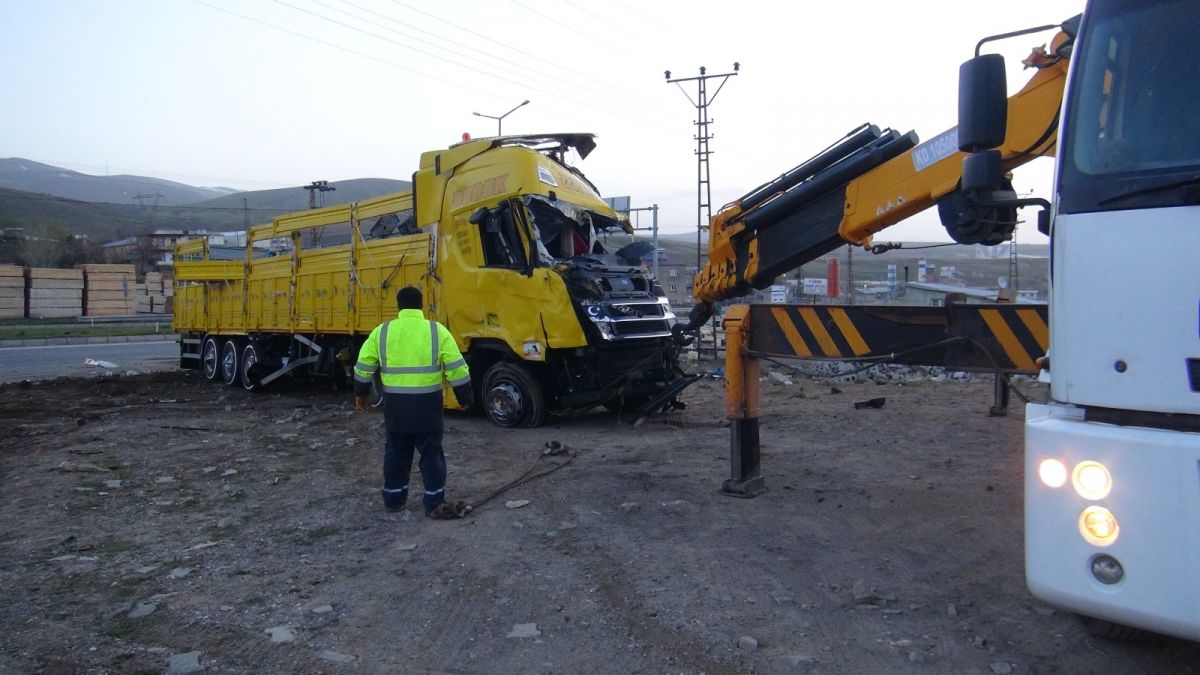 Tatvan'da tırla kamyonet çarpıştı: 1 ölü, 2 yaralı