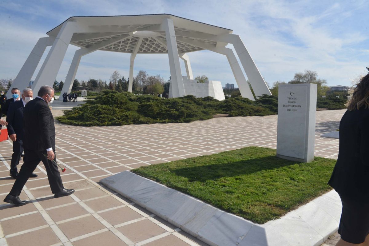 TBMM Başkanı Mustafa Şentop'tan Devlet Mezarlığı'na ziyaret