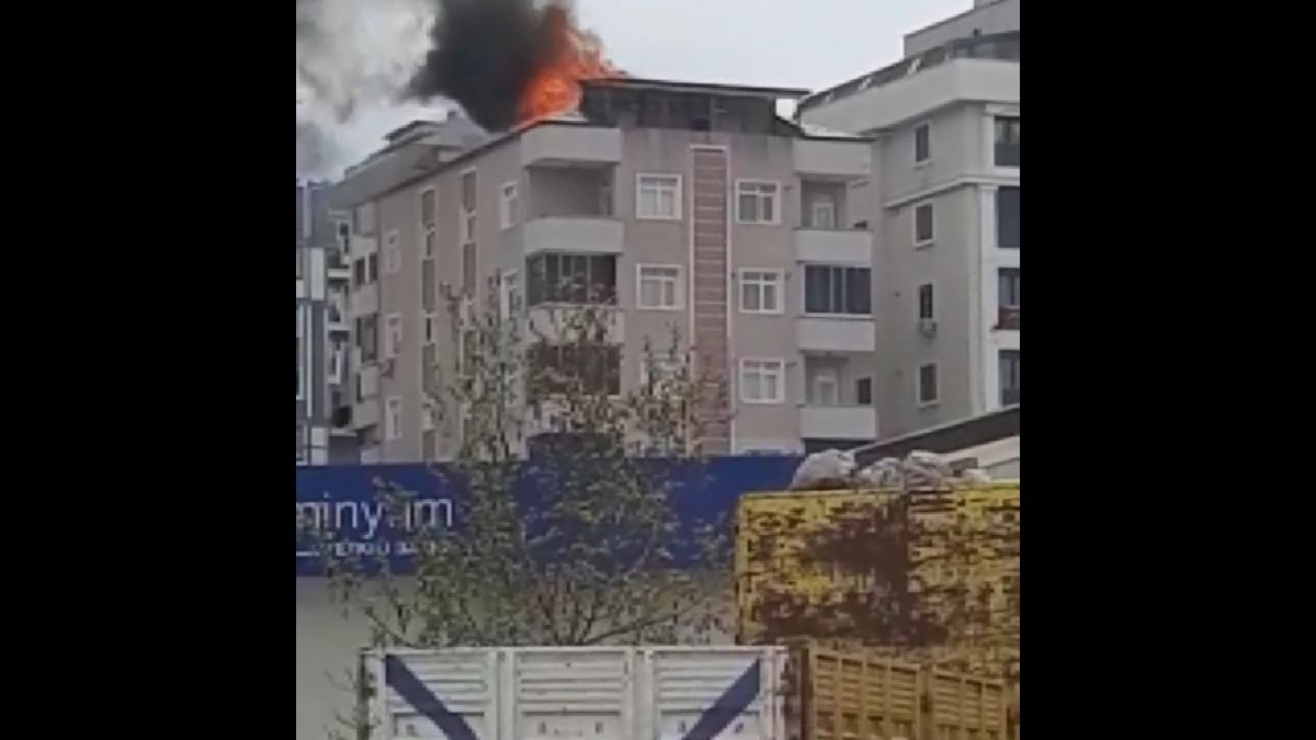 Pendik’te 6 katlı binanın çatı katı alev alev yandı