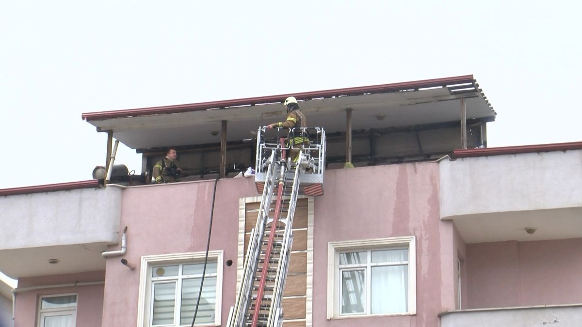 Pendik’te 6 katlı binanın çatı katı alev alev yandı