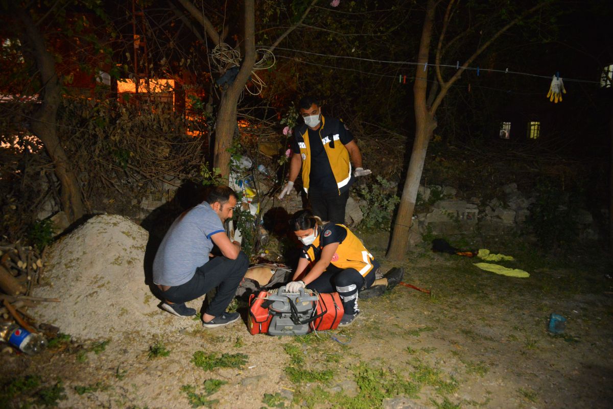 Adana'da, evin bahçesinde tartıştığı babası ve ağabeyini bıçaklayarak öldürdü