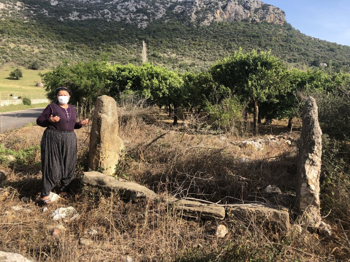 Adana'da köy mezarlığı narenciye bahçesine döndü iddiası