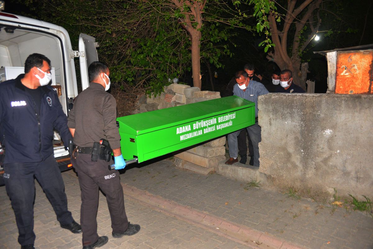 Adana'da, evin bahçesinde tartıştığı babası ve ağabeyini bıçaklayarak öldürdü