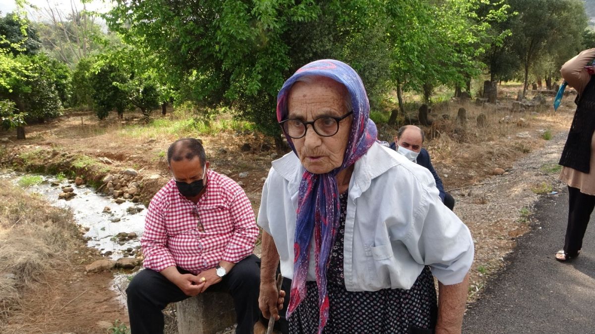 Adana'da köy mezarlığı narenciye bahçesine döndü iddiası