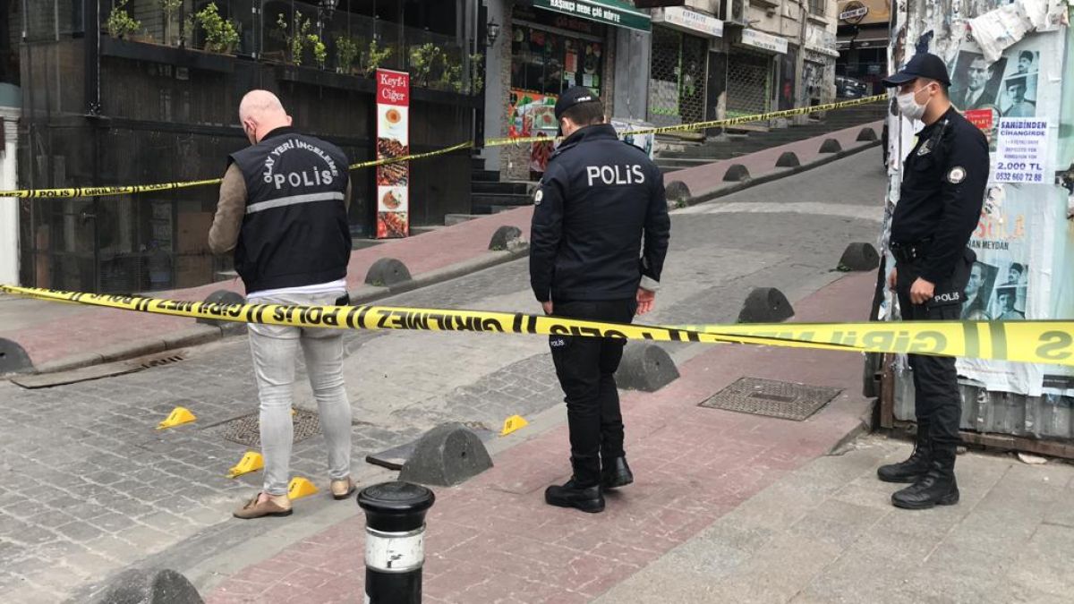 Beyoğlu'nda kucağında çocuk olan kişiye silahlı saldırı