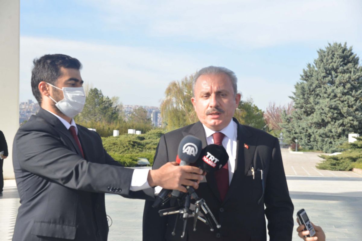 TBMM Başkanı Mustafa Şentop'tan Devlet Mezarlığı'na ziyaret