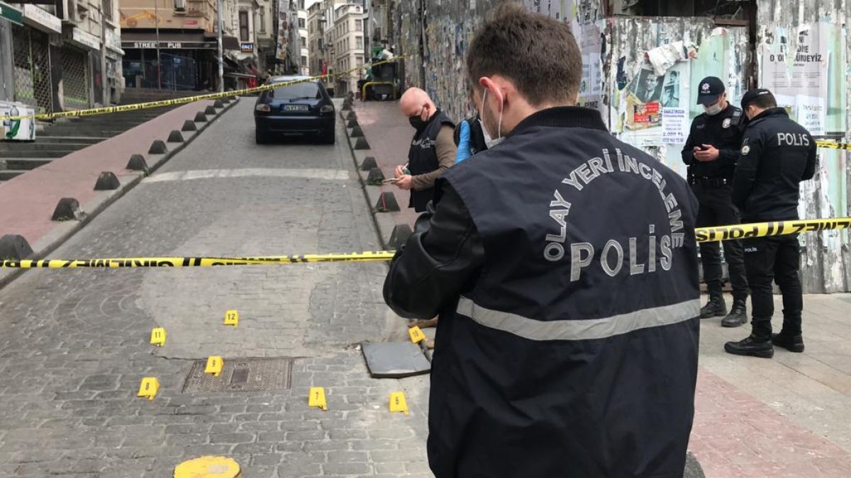 Beyoğlu'nda kucağında çocuk olan kişiye silahlı saldırı