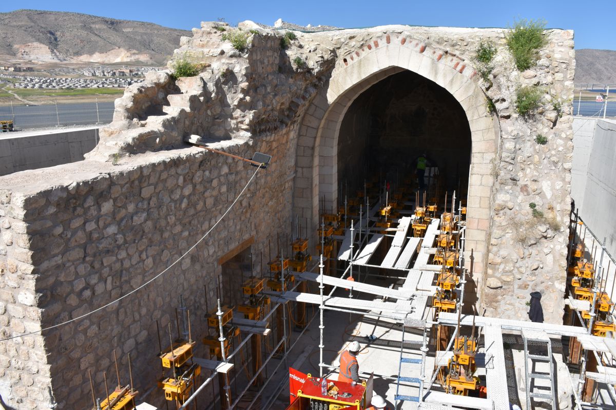 Hasankeyf'teki 692 yıllık Küçük Saray yükseltiliyor