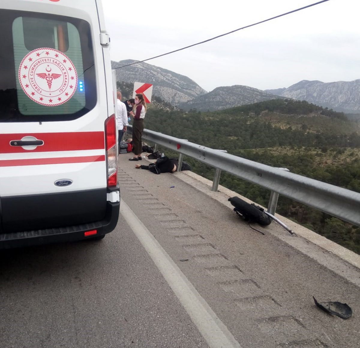 Antalya'da motosiklet bariyerlere çarptı: 2 ölü