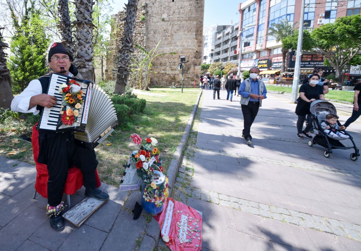 Antalya'daki tek kollu müzisyen, pandemide moral veriyor