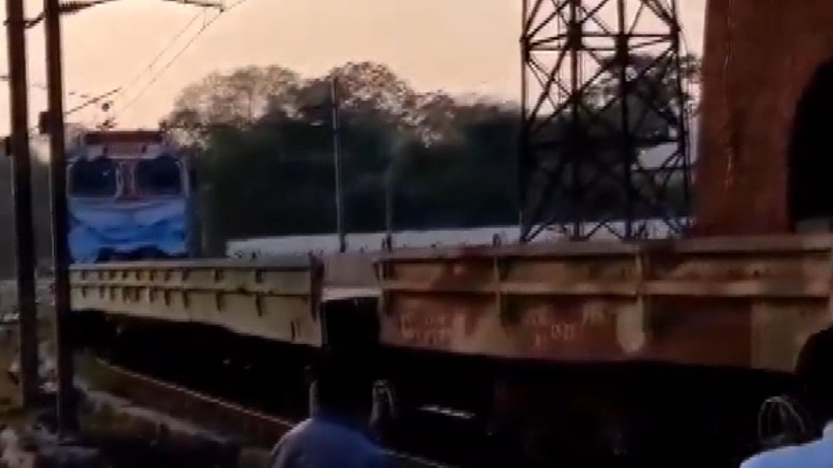 Oxygen tanks are transported by trains for corona treatment in India #2