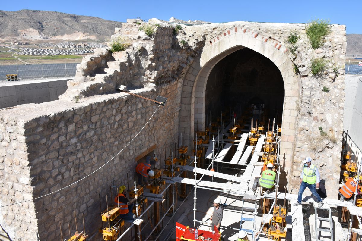 Hasankeyf'teki 692 yıllık Küçük Saray yükseltiliyor