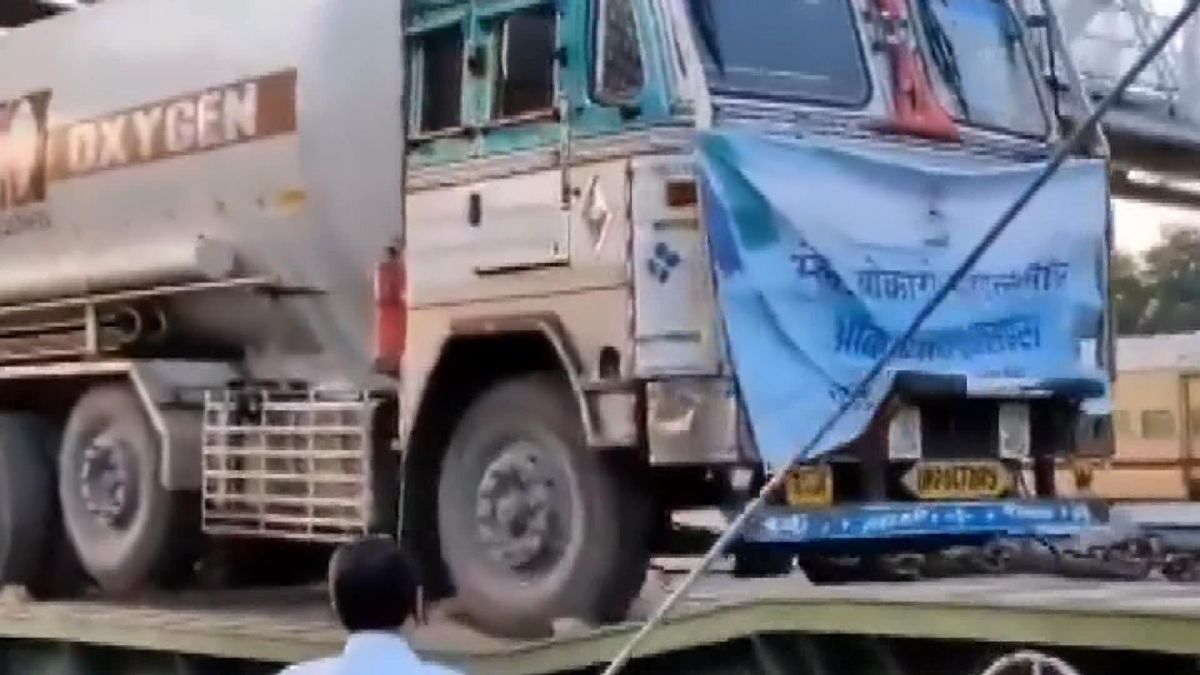 Oxygen tanks are transported by trains for corona treatment in India #4