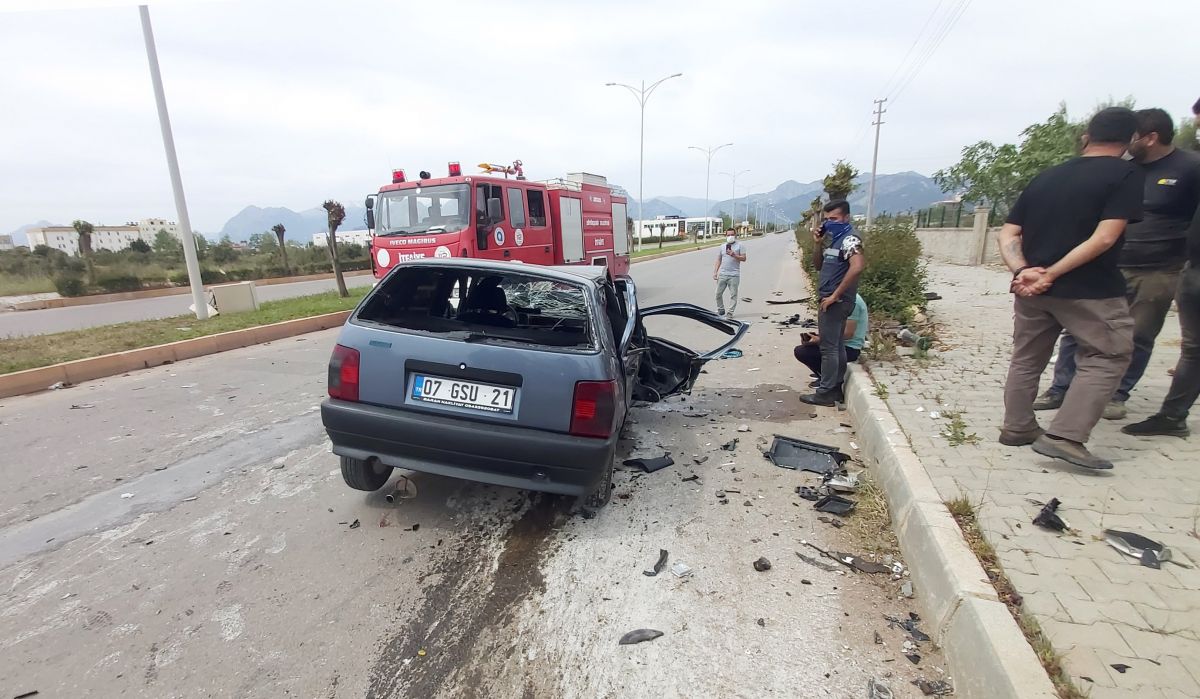 Antalya'da otomobiller çarpıştı: 2 si ağır 5 yaralı