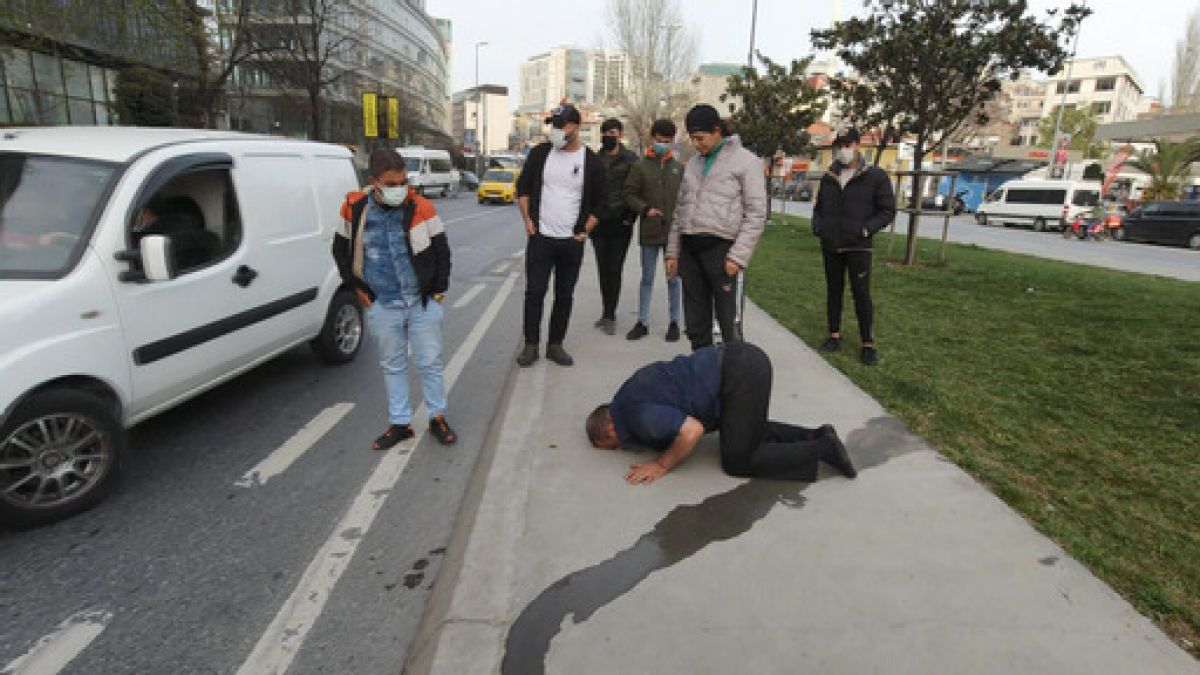 Beyoğlu'ndaki kadın, tartıştığı adamı çivili sopayla dövdü