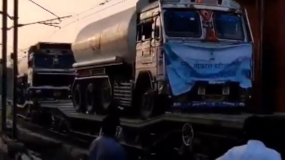 Oxygen tanks are transported by trains for corona treatment in India #3