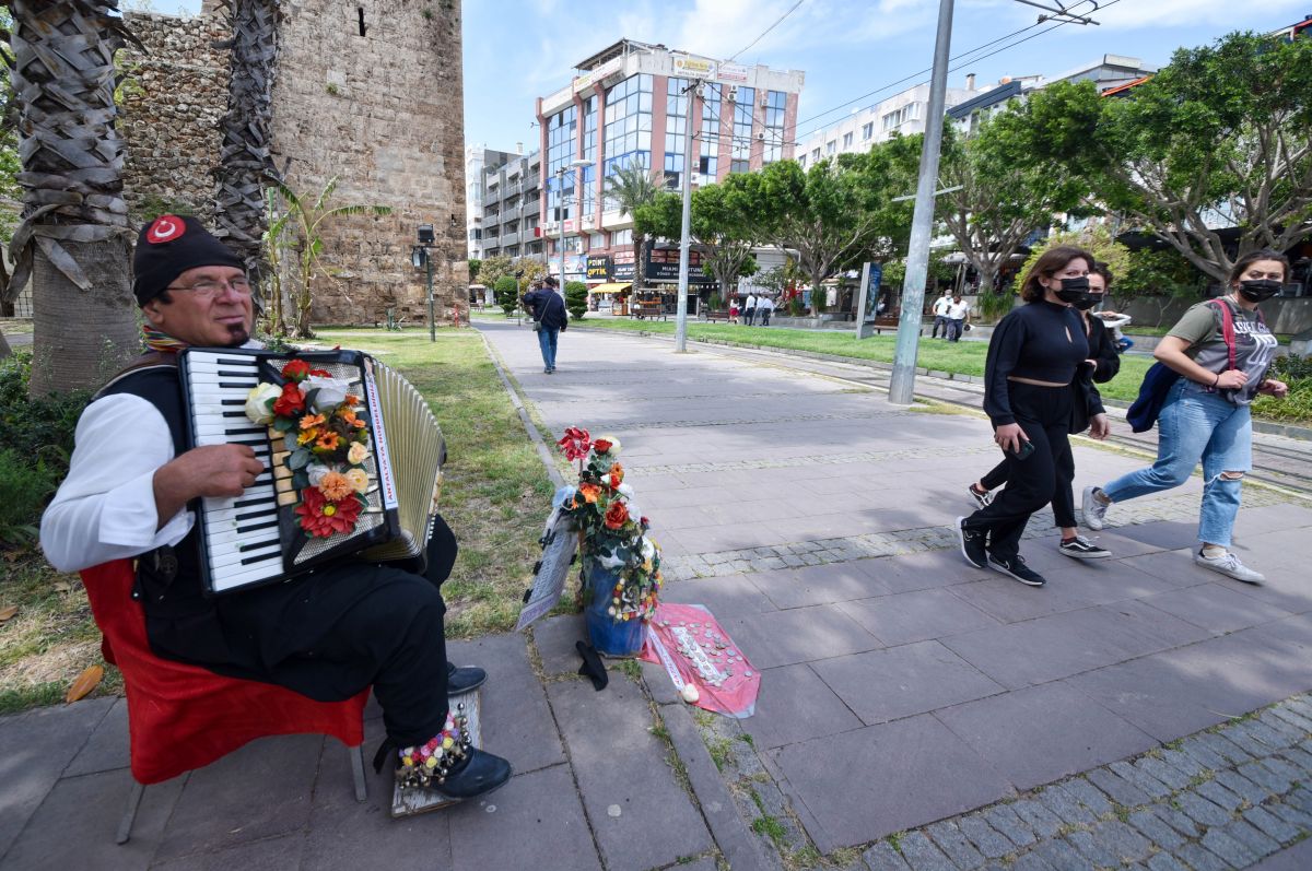 Antalya'daki tek kollu müzisyen, pandemide moral veriyor