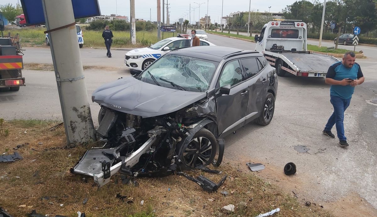 Antalya'da otomobiller çarpıştı: 2 si ağır 5 yaralı