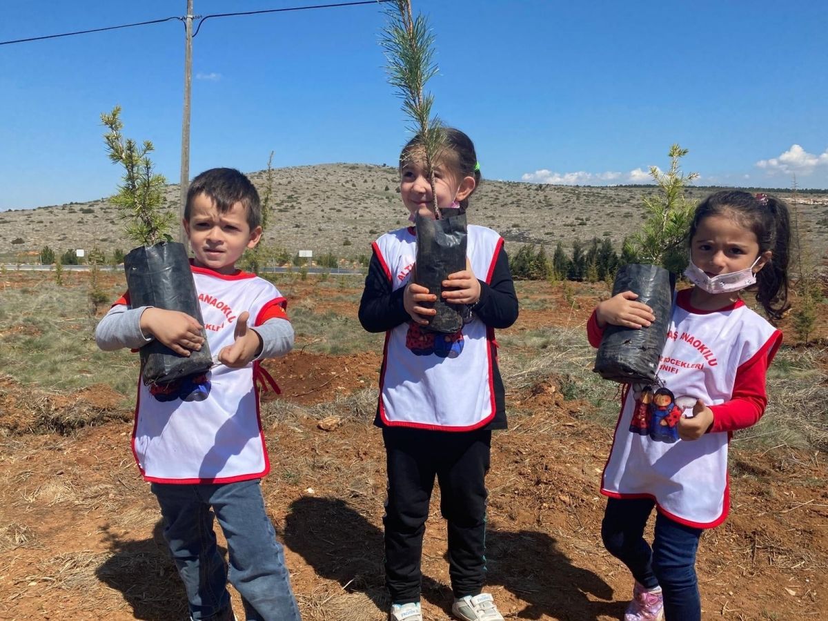 Kütahya'da anaokulu öğrencileri 23 Nisan anısına fidan dikti