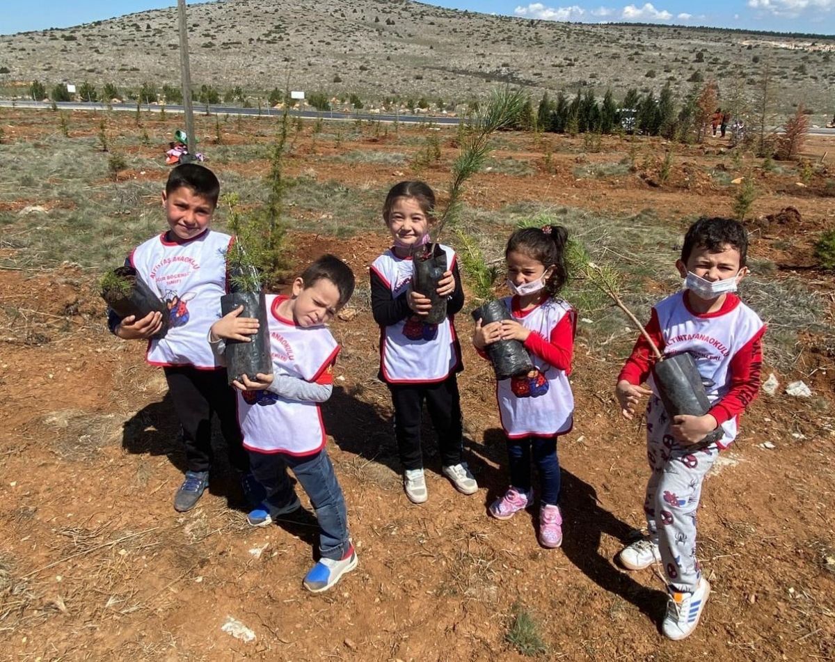 Kütahya'da anaokulu öğrencileri 23 Nisan anısına fidan dikti