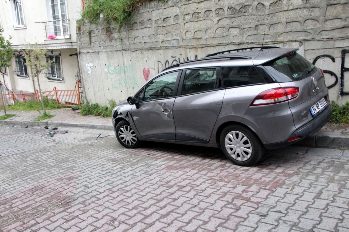 İstanbul'da yokuşta kayan tır, 4 aracı ezdi